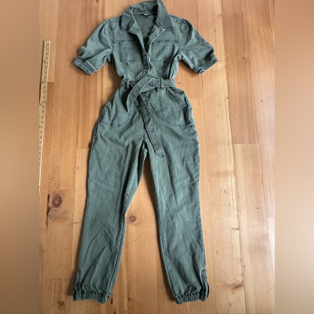 Mayslie Shortsleeve Jumpsuit - olive green. Size 6